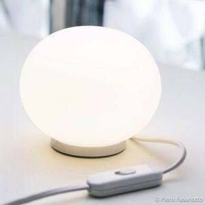 FLOS Glo-Ball Basic Zero – biela stolná lampa